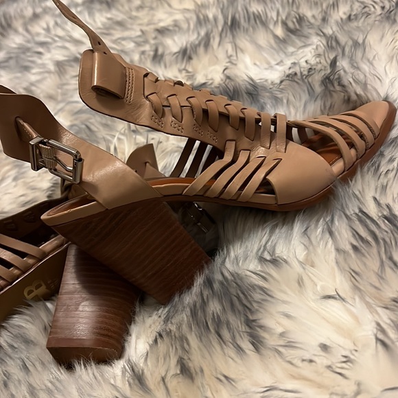 Gianni Bini Cage Block Heel Sandal - Picture 4 of 4